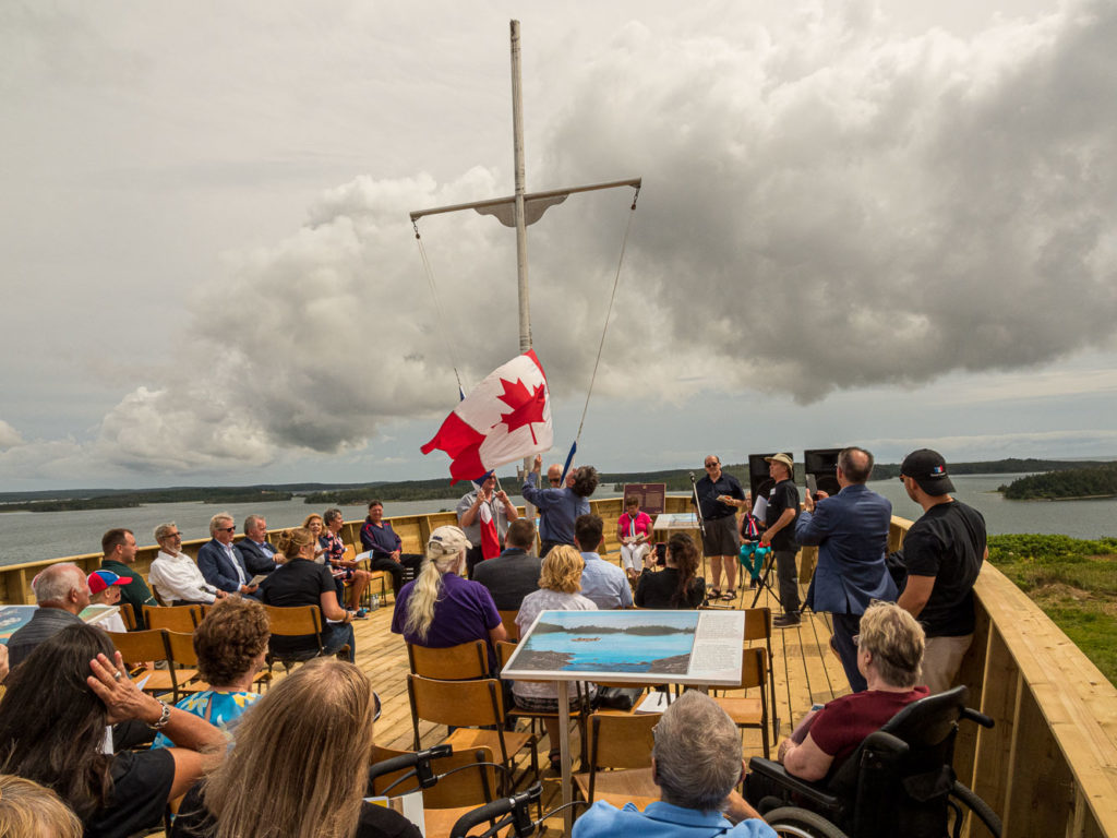 Flag-raising/Lever des drapeaux