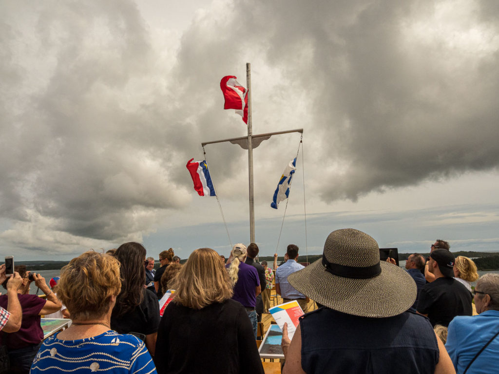 Flag-raising/la lever des drapeaux