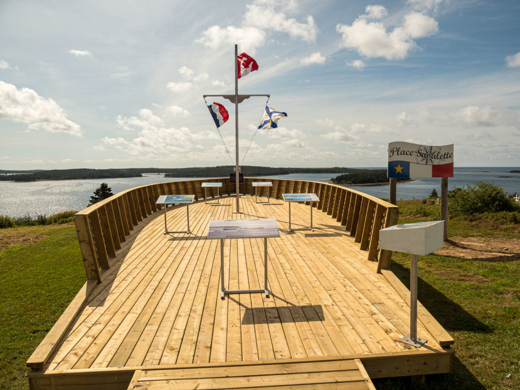 Empty Boat Monument/Monument vide